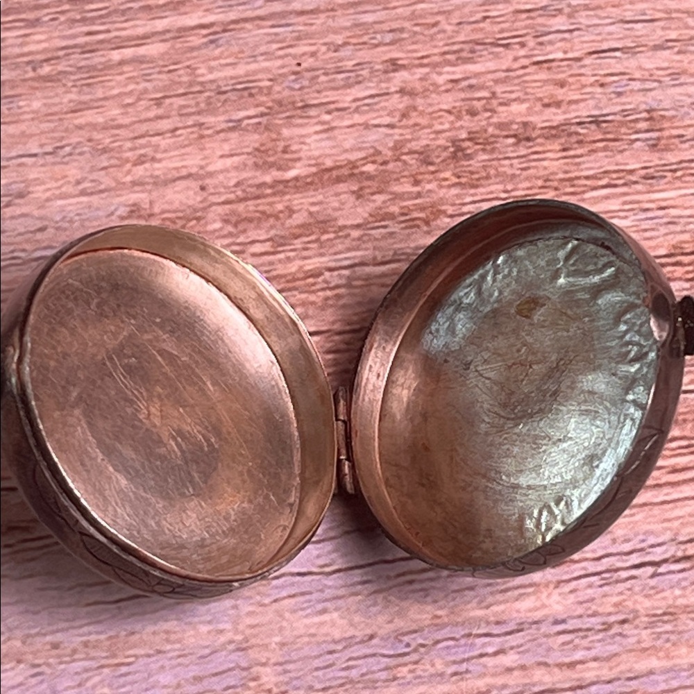 Antique Engraved Sterling Silver Round Pill Box 16.33 grams - Picture 8 of 11